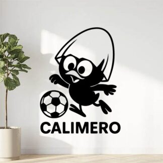 Sticker du personnage Calimero qui joue au football joyeusement.