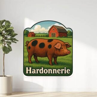 Autocollant Un cochon marron avec des ronds noirs sur lui dans un champ vert et une ferme derrière lui, avec écrit Hardonnerie en bas de l'autocollant. décoration decostickerstore - ECN17M