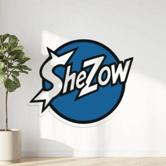 Autocollant Écrit Shezow en blanc avec un rond bleu autour avec des pics sur le S entier en blanc. décoration decostickerstore - F7NZXM