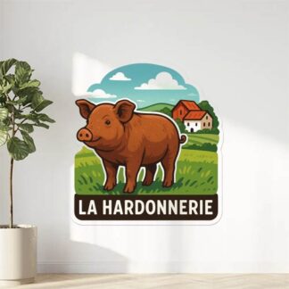 Autocollant Un cochon marron dans un champ vert avec une ferme derrière lui et écrit la Hardonnerie en bas du sticker. décoration decostickerstore - OARNUN