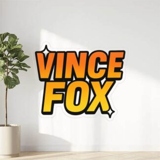 Autocollant STICKERS VINCEFOX EN MAJUSCULE CONTOUR NOIR ET INTÉRIEUR ORANGE LUMINEUX SUR LA PARTIE SUPÉRIEURE ET DÉGRADÉ VERS LE BAS POUR FINIR JAUNE VIF, ET DES REFLETS ÉTOILE SUR LES EXTRÉMITÉS décoration decostickerstore - QAGLPF