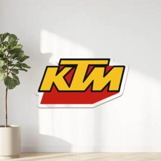 Autocollant Lettres KTM en jaune avec un cadre rouge à côté des lettres. décoration decostickerstore - QF1CQH